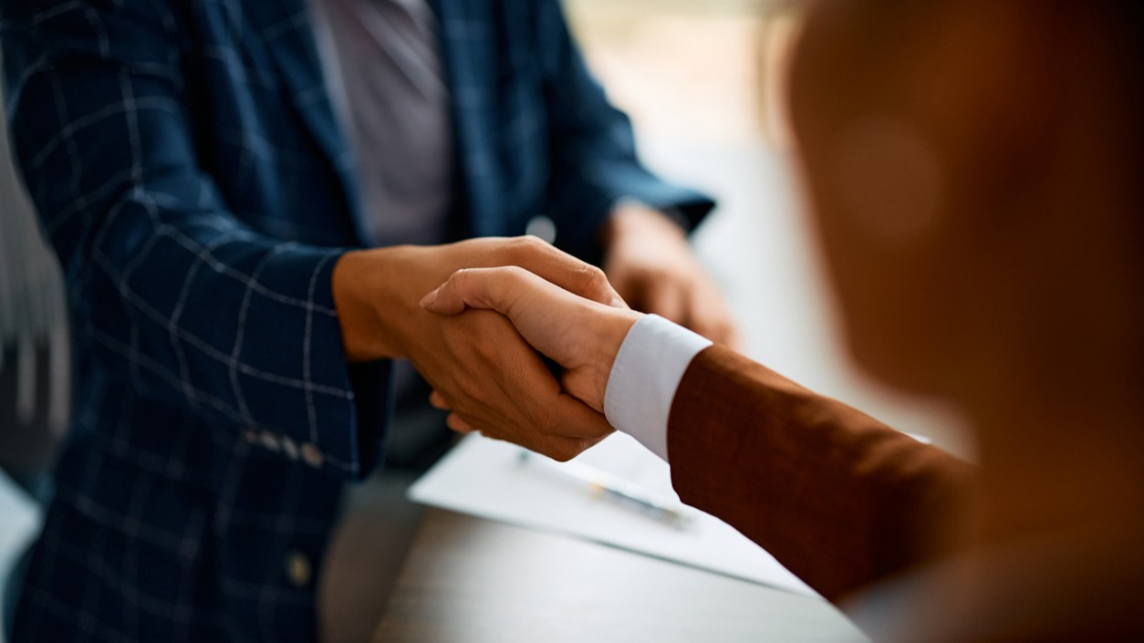 Job ads climb for third month as applications hit record highs