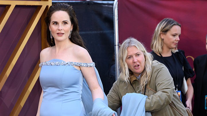 Downton star's pregnancy reveal in Prada 'worthy of Lady Mary'